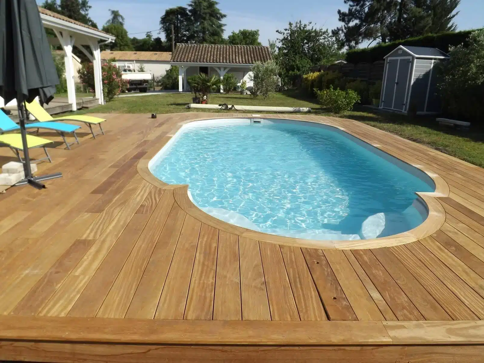 Charpente bois traditionnelle : Structure et ossature de toiture Charpente bois neuve symétrique. Ossature de toiture en poutres et chevrons s'élevant vers la faîtière, fond de ciel nuageux.