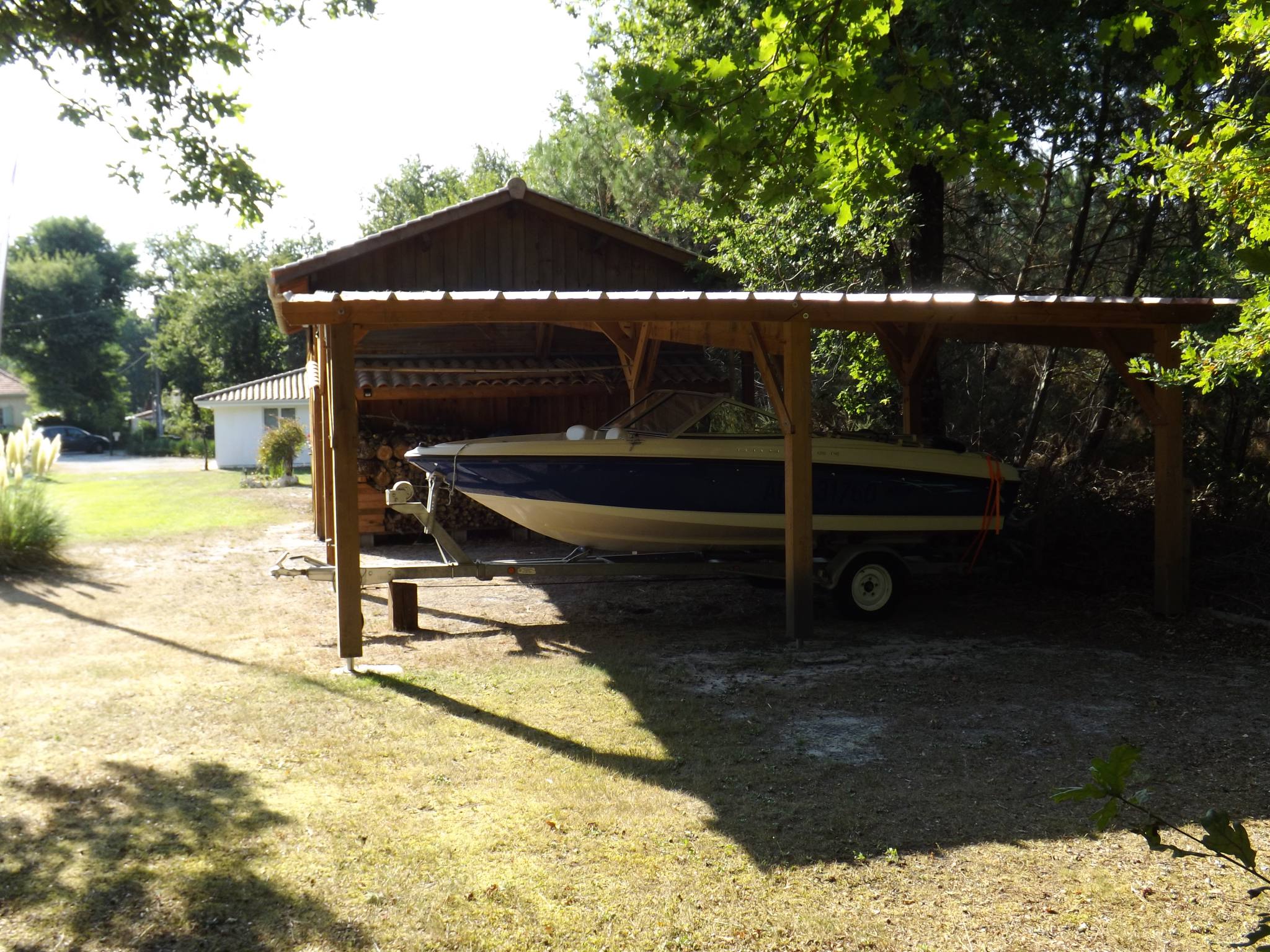 Charpente bois traditionnelle : Structure et ossature de toiture Charpente bois neuve symétrique. Ossature de toiture en poutres et chevrons s'élevant vers la faîtière, fond de ciel nuageux.